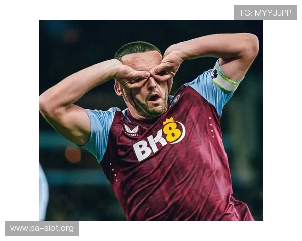 赛程庆祝动作引全场狂欢 队友围拥热烈祝贺瞬间定格